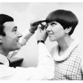 Mary Quant having her hair trimmed by Vidal Sassoon